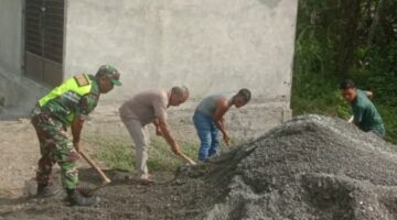 Babinsa Gotong Royong Meratakan Halaman Kantor Desa dengan Pasir, Wujudkan Lingkungan Asri dan Nyaman