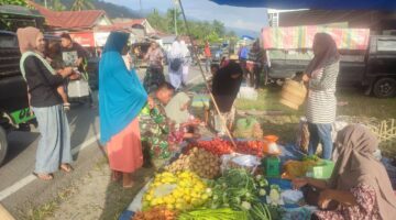 Babinsa Cek Harga Sembako di Pasar Mingguan Pastikan Harga Tetap Stabil