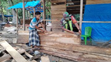 Terciptanya Sinergitas TNI Bersama Rakyat Babinsa Bantu Pasang Dinding Papan Rumah Warga Desa Binaan