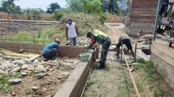 Babinsa Bantu Warga Binaan Bangun pondasi Rumah