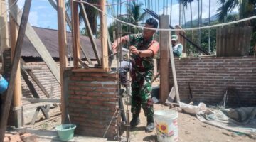 Ringankan Beban Warga Desa Binaan Babinsa Turut Bantu Bangun Rumah