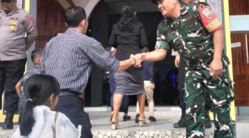 Babinsa Koramil 07/Salak Laksanakan Pengamanan, Jumat Agung di GKKPD Salak Berlangsung Khidmat