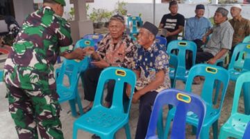 Babinsa Desa Klambir Lima Kebun Serka Kusmiono Laksanakan Komsos Melalui Takziah di Rumah Warga Binaan