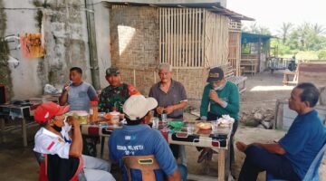 Babinsa Bulu Cina Gelar Komsos dengan Tokoh Masyarakat Demi Kondusifitas Wilayah.