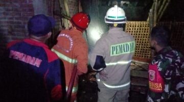 Aksi Cepat Babinsa dan Damkar Padamkan Kebakaran Kandang di Trenggalek
