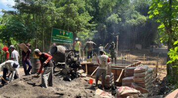 Semangat Kebersamaan, TNI dan Warga Bangun Pondasi Jembatan Garuda Kauman
