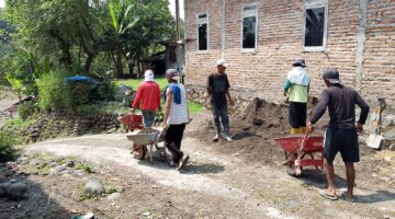 Semangat Gotong Royong Menggelora, Warga Bolo Lansir Material Jembatan Gantung Garuda