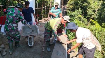 Progres Terus Dikebut, Personel Koramil 06/Kerajaan Laksanakan Pelesteran Kupingan Jembatan Gantung Garuda
