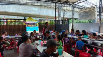 Polsek Metro Penjaringan Tebar Kepedulian, Bagikan Makanan Gratis untuk Warga di Bandengan Utara