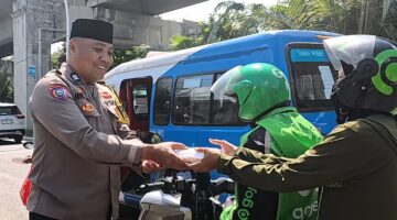 Polsek Kelapa Gading Bagikan 50 Nasi Kotak untuk Ojol dan Warga dalam Program Jumat Peduli