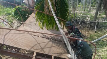 Anggota Koramil 19/Sawang Bongkar Jembatan Hancur Diterjang Banjir, Awali Pembangunan Jembatan Garuda