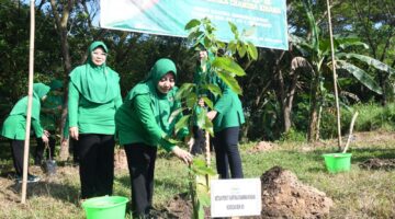 Persit KCK Koorcab Rem 081 Tanam Ratusan Pohon Produktif di Kawasan Gunung Kendil