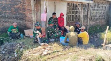 Canda gurau anggota Satgas TMMD disela sela kejar target