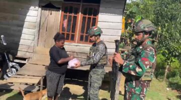 Satgas Pamtas Yonif 763/SBA Pos Joshiro Laksanakan Anjangsana dan Bagikan sembako di Kampung Arsmin