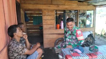 Dari Obrolan Sederhana Jadi Jembatan Kepercayaan, Cara Babinsa Ini Dekatkan Diri dengan Warga Cikaok Pakpak Bharat
