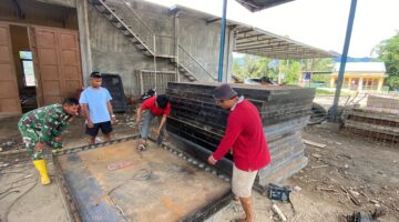Jembatan Gantung Mulai Terbentuk, Babinsa Koramil 06/Kerajaan dan Warga Fokus Pengerjaan Lantai dari Plat Bordes