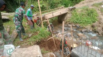 Gotong Royong TNI dan Warga Percepat Pembangunan Jembatan Garuda di Pagerwojo