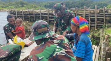 Pos Denom Yonif 751/VJS Berikan Pelayanan Kesehatan dan Suntik Vitamin bagi Warga Atukbin