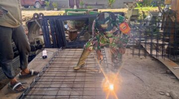 Progres Terus Dikebut, Babinsa Koramil 06/Kerajaan Garap Lantai Jembatan Gantung