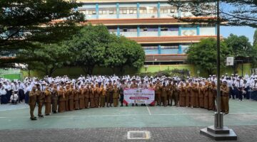 Polisi Jadi Inspektur Upacara di SMPN 244 Jakarta, Tekankan Bahaya Tawuran, Narkoba, dan Bullying