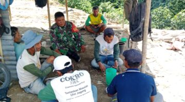 Ngopi di Lokasi Pembangunan KDKMP Desa Prongil, Babinsa 06/Kerajaan Suntik Semangat dan Cek Progres