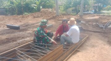 Tak Sekadar Pantau, Babinsa Koramil 03/Parongil Diskusi dengan Tukang Las di Lokasi KDKMP Desa Lae Pangaroan