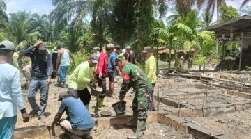 Babinsa Koramil 02/TL Gotong Royong Bersama Warga, Wujud Nyata Kepedulian Kodim 0209/LB