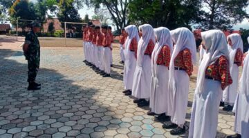 OSIS SMPN 2 Bulukerto Digembleng TNI Dari Koramil 21/Bulukerto