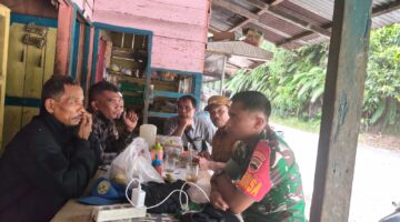 Ngopi di Pos Piket, Babinsa Jadikan Momen Silaturahmi Sarana Deteksi Dini