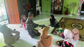 Dua Personel Satgas Kes TMMD 128 Setiap Hari Door To Door Cek Kesehatan Warga