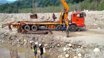 Babinsa Dampingi Pemasangan Paku Bumi di Desa Binaan Pasca Bencana Banjir Bandang