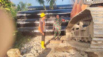 Babinsa Patroli Pembangunan Jembatan Rangka Baja Pante Dona Oleh PT Adi Karya (AK)