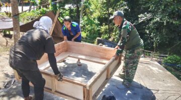 Pengecoran Foot Plat Jembatan Perintis Garuda di Airmadidi Bawah Dikebut Bersama Babinsa dan Warga