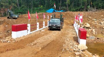 Sinergi TNI dan Rakyat Percepat Pembangunan Kembali Jembatan Aramco di Desa Bair