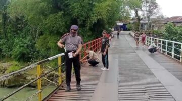 Sinergi & Bakti, Kapolsek Kotarih Pimpin Langsung Perbaikan Jembatan Penghubung Antar Kabupaten