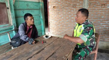 Jalin keakraban Babinsa Posramil Kuala pesisir adakan komsos dengan masyarakat