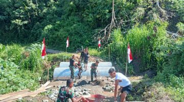 Prajurit TNI pasang batu di jembatan Aramco di Betung ateuh Benggalang