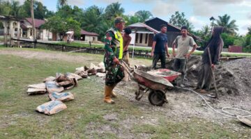 BABINSA POSRAMIL TRIPA MAKMUR MELAKSANAKAN KARYA BAKTI BERSAMA MASYARAKAT DESA BINAAN