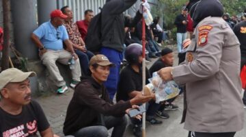 Kapolres Pelabuhan Tanjung Priok, Beri Kejutan May Day, Buruh dan Sopir Deklarasikan Keselamatan Kerja