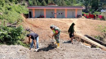Bersama Warga, Babinsa Posramil Beutong Ateuh Banggalang Gotong Royong Bersihkan Parit