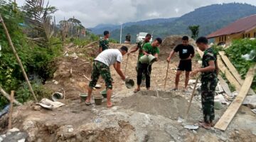 TNI terus bersinergi bersama warga bantu percepat pembangunan jembatan aramco