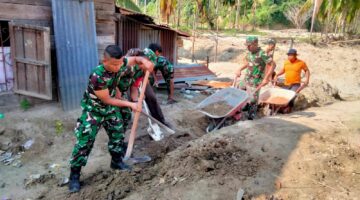 Babinsa Bersama Warga Laksanakan Gotong Royong Bersihkan Parit Yang Tertimbun Material Pasir