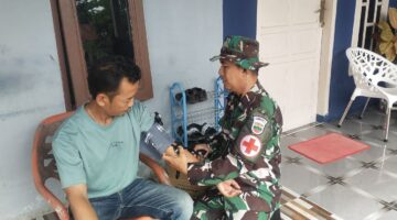 Disuntik Harapan di Tengah Desa: Satgas Kes TMMD 128 Bikin Warga Pasar Rawa Bangkit dari Sakit