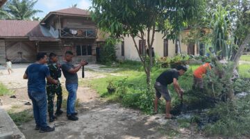 Wujudkan Lingkungan Sehat dan Bersih,Satgas TMMD 128 Gotong Royong Bersama Warga Pasar Rawa