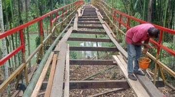 Rehab Jembatan Perintis Garuda Terus Berjalan, Babinsa Turun Cek Lapangan