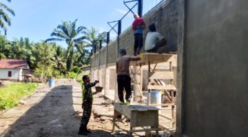 Babinsa Gotong royong Bersama Warga Bangun Gerai KDKMP
