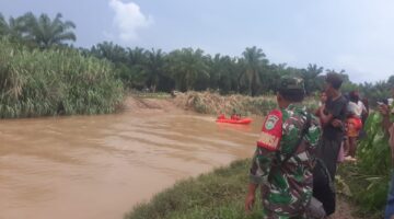 Babinsa Pos Ramil Tadu Raya Bersama Tim Gabungan Cari Remaja Tenggelam di Sungai Krueng Tadu
