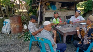 Babinsa Koramil 02/Seunagan Komsos Bersama Dengan Tokoh Masyarakat Di Wilayah Binaan   