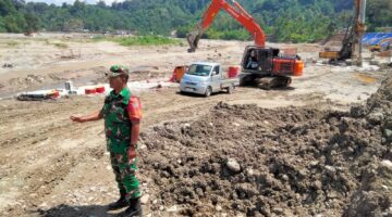 Babinsa Posramil Ketambe Pantau Perbaikan Jalan Nasional Yang Rusak di Terjang Banjir Badang