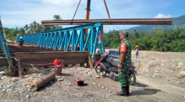 Pastikan Pekerjaan Aman Babinsa Patroli Cek Pembangunan Jembatan Baileey di Wilayah Binaan